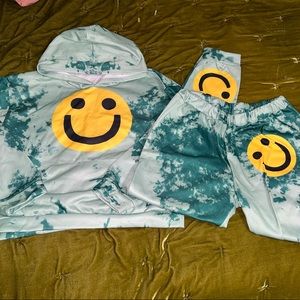 Women’s Size Large lightweight Smiley Tie Dye Sweatsuit